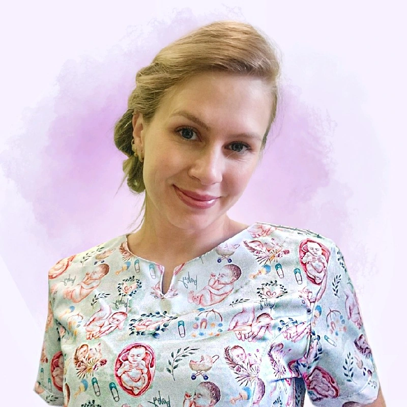 Foto de uma gestante sorrindo, com as mãos sobre a barriga.